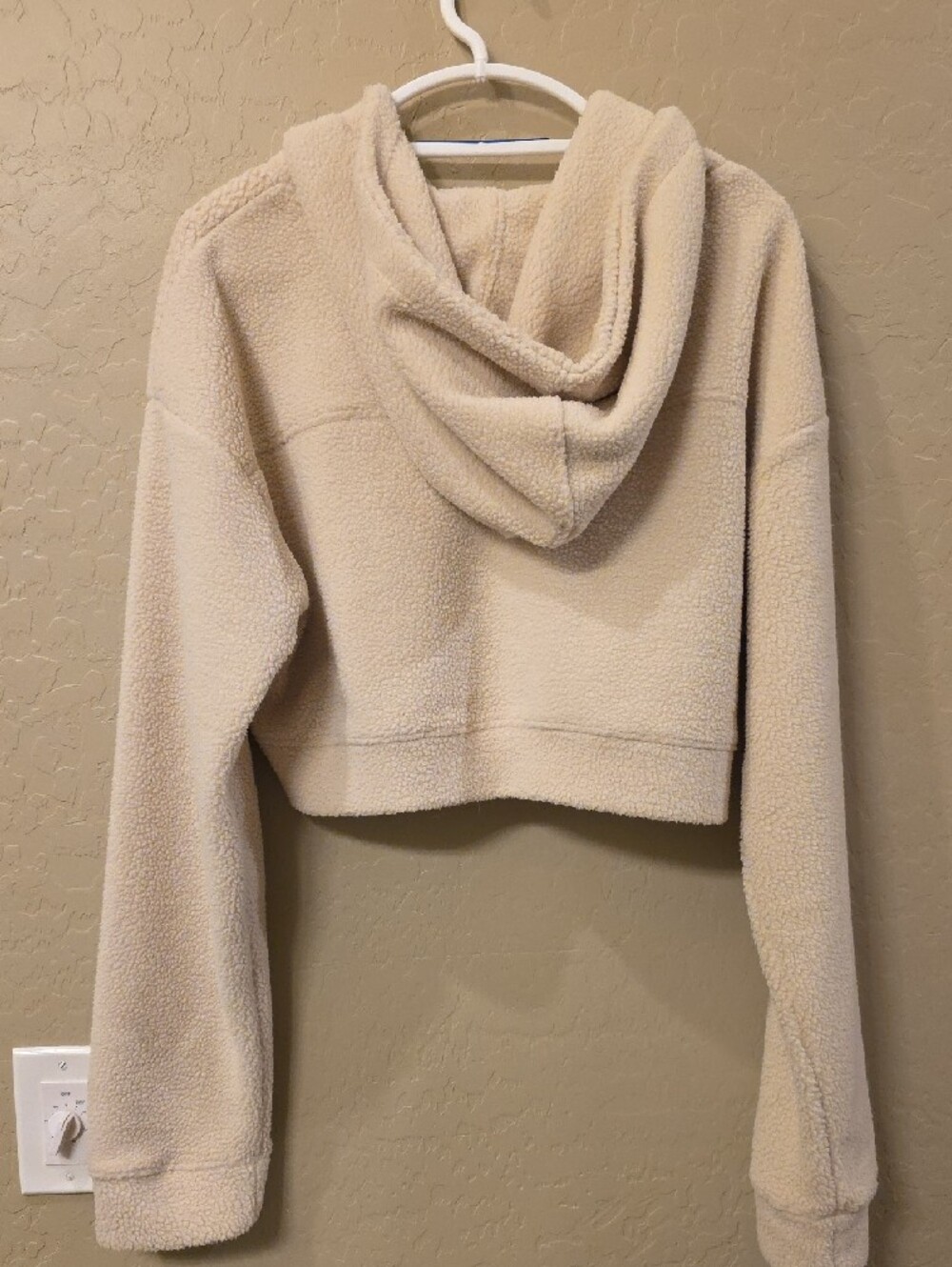 NWOT Alphalete Beige Cropped Sherpa Hoodie - Picture 3 of 3